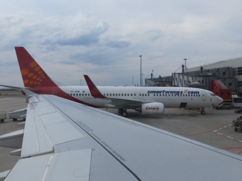 International: Diese 737 trägt eine indische Registrierung, die rot-gelbe Spicejet-Lackierung (auch Indien), den SmartWings-Schriftzug (tschechisch) und auf den Triebwerken den Schriftzug der ebenfalls tschechischen Canaria Travel